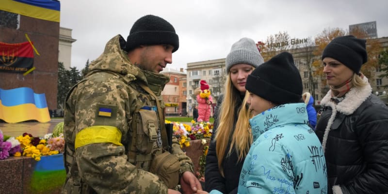 Rusové opustili Cherson a do města vstoupili ukrajinští vojáci. Ti se dočkali velmi vřelého přivítání od místních obyvatel.