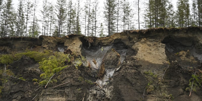 Sibiřský permafrost tající do řeky Kolyma (2019)