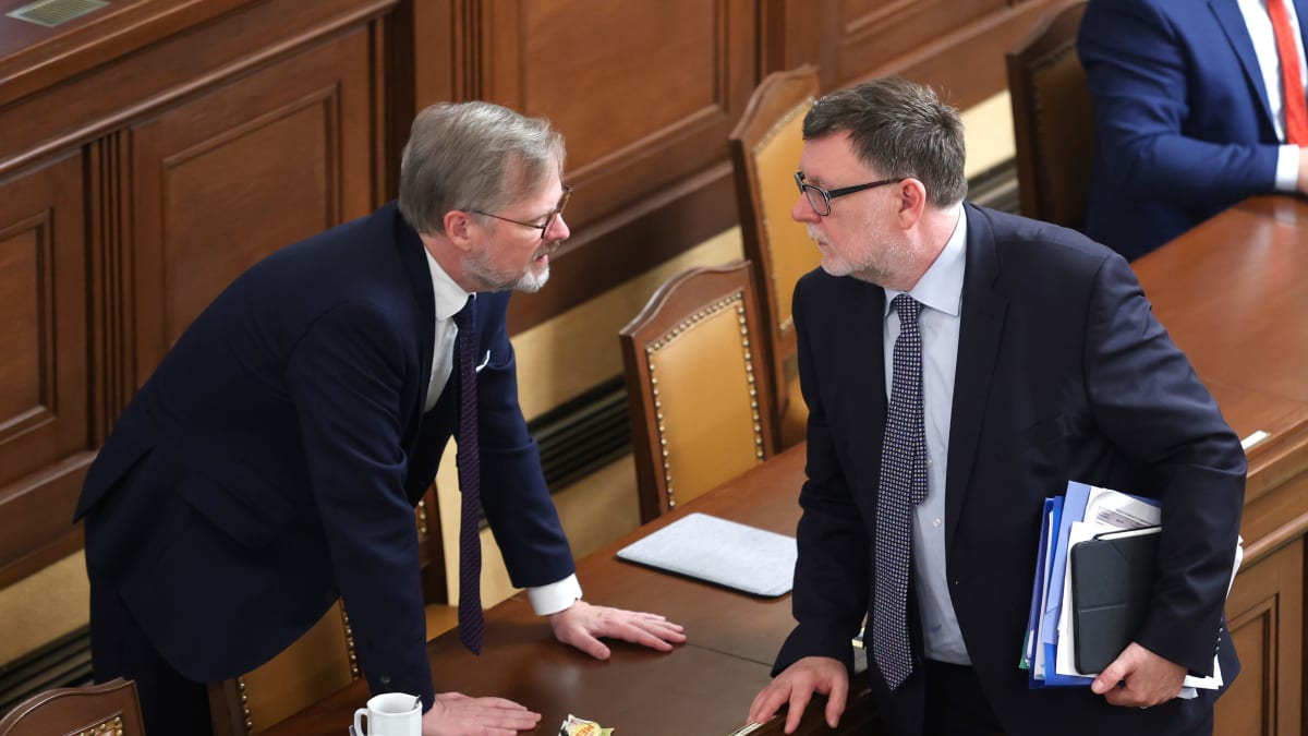 Premiér Petr Fiala s ministrem financí Zbyňkem Stanjurou (oba ODS)