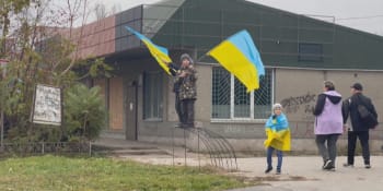 Ukrajinci z Chersonu slaví. Město je ale podminované, bez elektřiny, internetu a vody