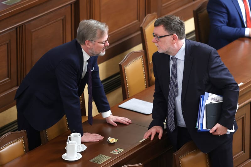 Zleva: Premiér Petr Fiala a ministr financí Zbyněk Stanjura (oba ODS)