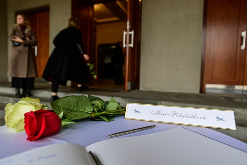 Při posledním rozloučení s Marií Poledňákovou lidé zapisovali do kondolenční knihy vzkazy.