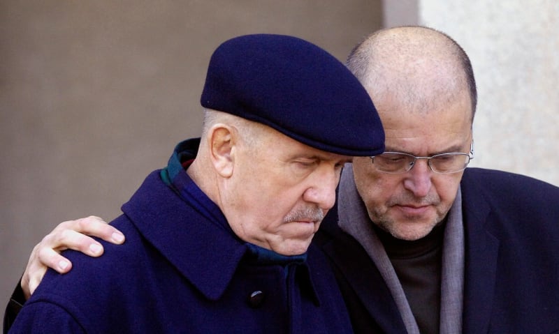 Na pohřeb Milana Dufka dorazil i herec Petr Nárožný. Na snímku s hudebníkem Janem Vančurou.