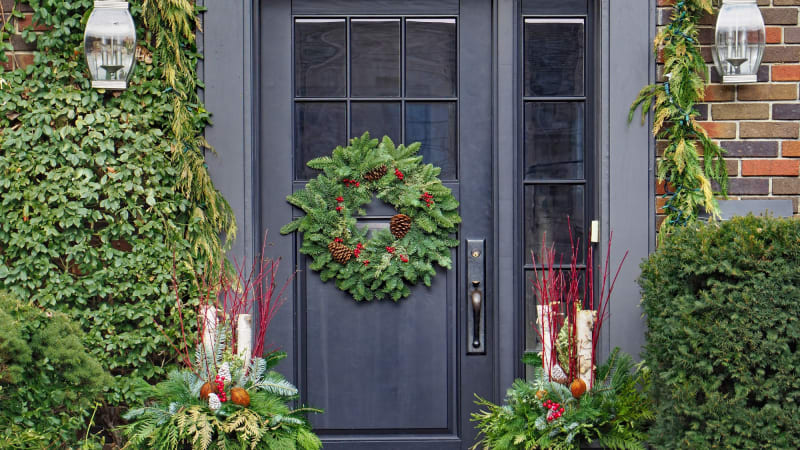 Vánoce jsou přede dveřmi: Už teď si můžete vyzdobit vstup do domu i zahradu