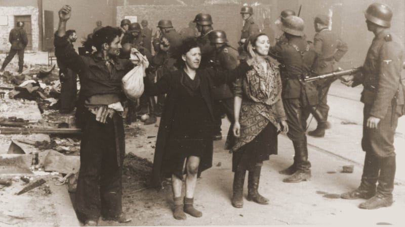 Ve varšavském ghettu trpělo 450 000 Židů. Jejich povstání Hitler krvavě potlačil
