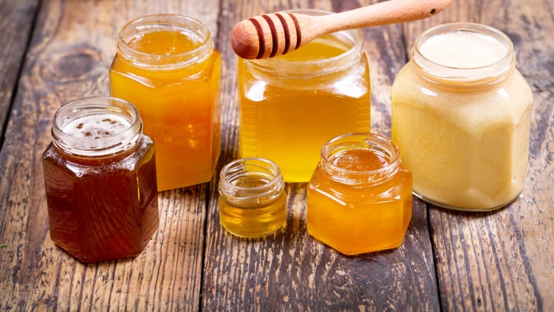 Med může mít mnoho barev, chutí a vůní. Naučte se je rozpoznat