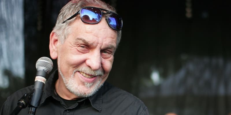 Písničkář Wabi Daněk zemřel v roce 2017.