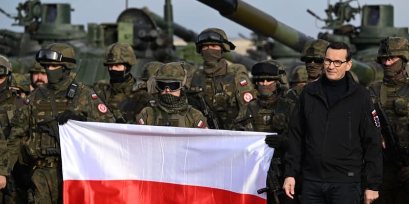 Mateusz Morawiecki s polskými vojáky