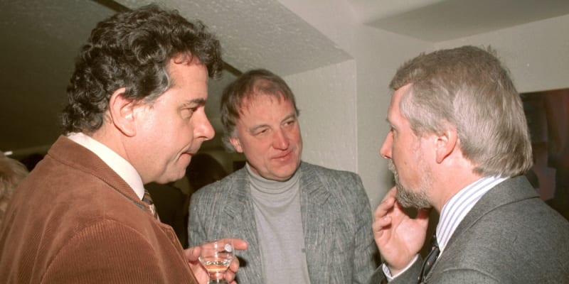 Milan Dufek byl ve společnosti vyhledávaným společníkem. Na snímku s družném hovoru s Ladislavem Špačkem. 