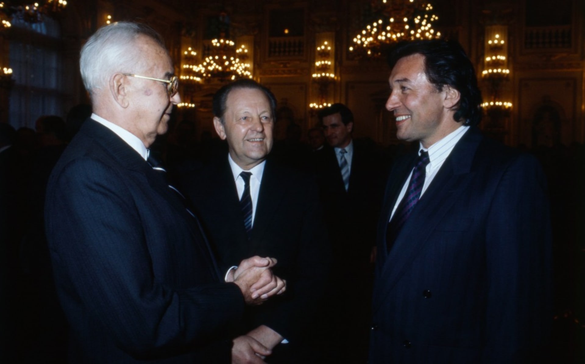 Milouš Jakeš s tehdejším prezidentem Gustávem Husákem a zpěvákem Karlem Gottem. 