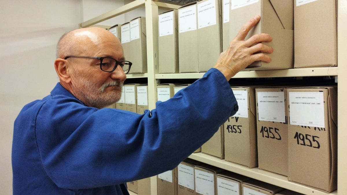 Antonín Barcuch z Archivu města Ostravy ukazuje šanony s dochovaným a dříve tajným materiálem někdejšího městského výboru KSČ v Ostravě.