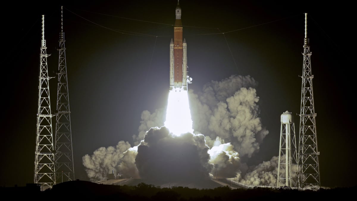 Odpočítávání mise Artemis I vyvrcholilo za burácení čtyř hlavních motorů rakety RS-25.