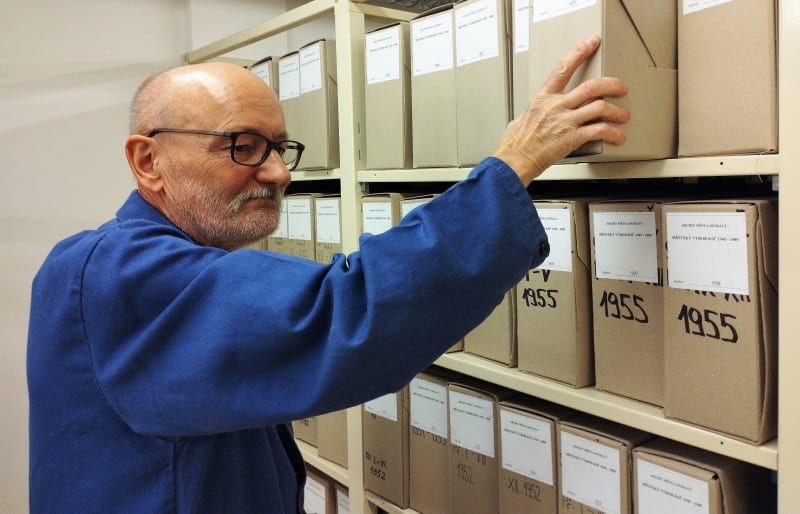 Antonín Barcuch z Archivu města Ostravy ukazuje šanony s dochovaným a dříve tajným materiálem někdejšího městského výboru KSČ v Ostravě.