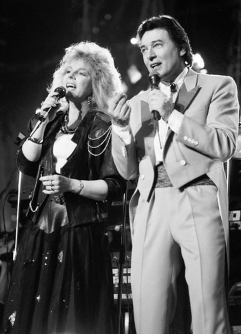 Karel Gott a Marcela Holanová na koncertě v roce 1988