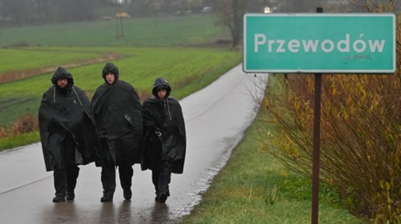 Polští policisté hlídkují u vesnice Przewodów, kde dopadla raketa.