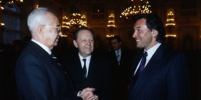 Milouš Jakeš s tehdejším prezidentem Gustávem Husákem a zpěvákem Karlem Gottem. 