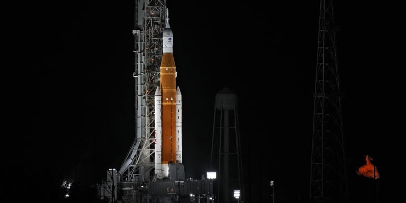 Raketa Space Launch System (SLS) odstartovala s modulem Orion, který má bez posádky obletět Měsíc a po 25 dnech se vrátit zpět na Zemi.