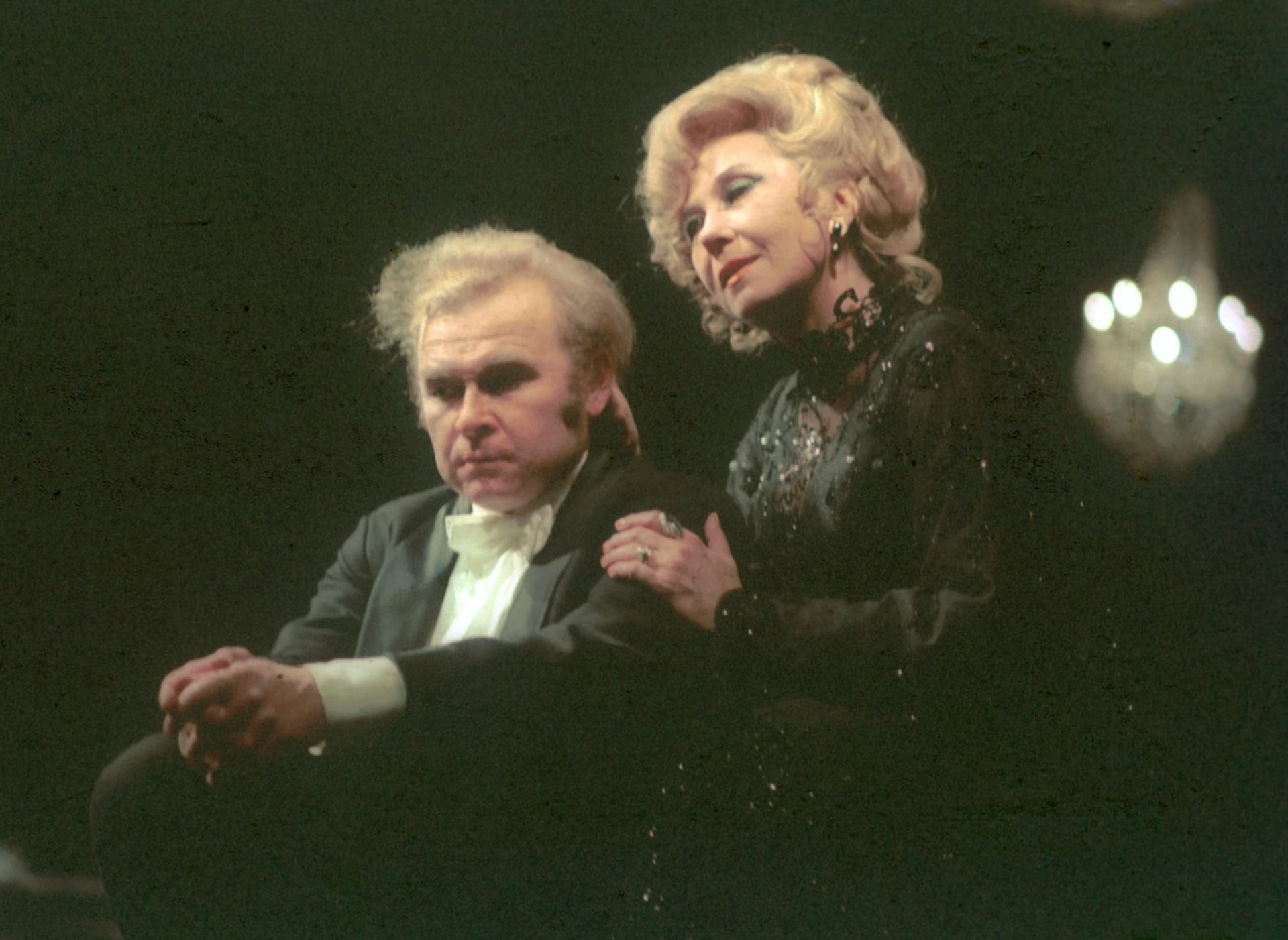 Vejražkova manželka Jarmila Krulišová v divadelní hře s kolegou Luďkem Munzarem. 