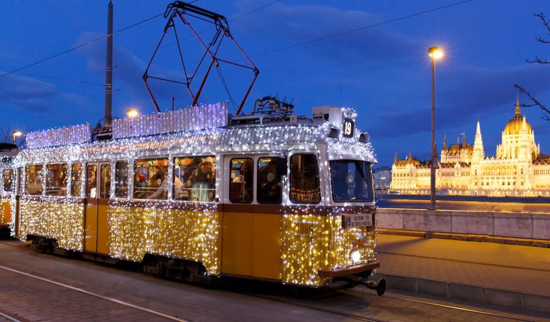 Nasvícená tramvaj v Budapešti