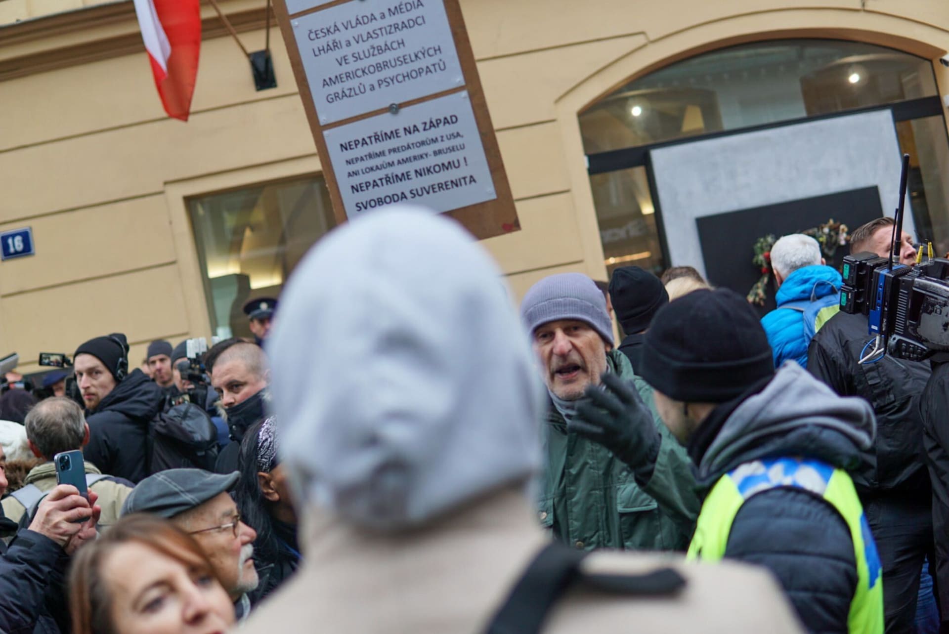 Do Prahy dorazila řada demonstrantů.