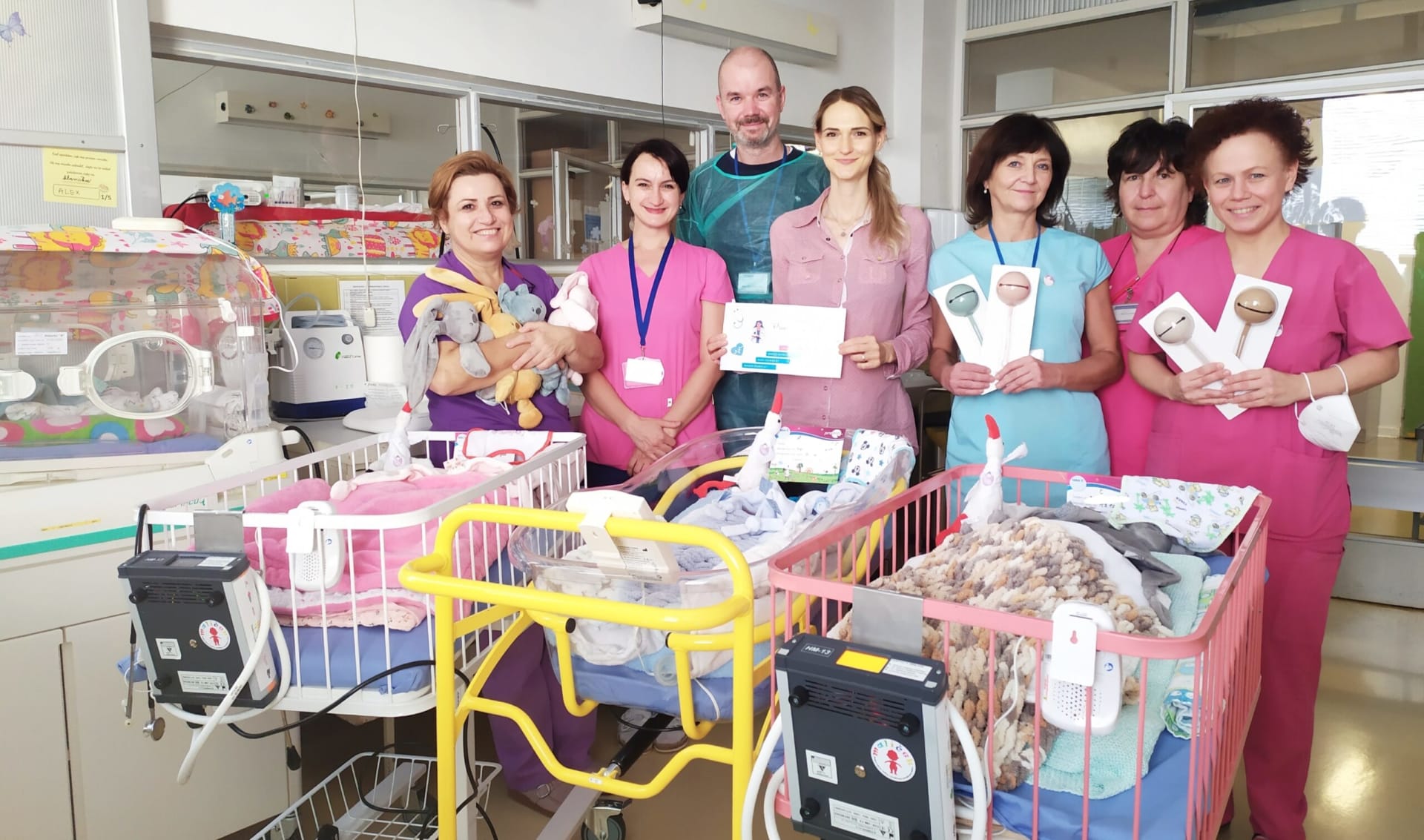 Lékaři ve fakultní nemocnici v Košicích se starají o čtyřčata. 