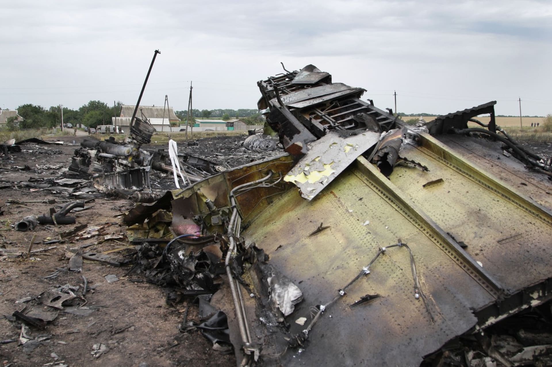 Trosky na místě pádu letadla MH17 malajsijských aerolinií u města Šachtarsk v ukrajinské Doněcké oblasti