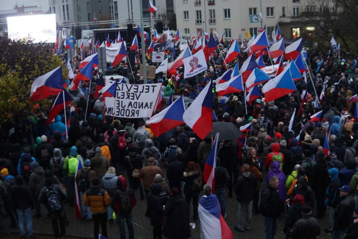 Demonstranti se shromáždili před budovu ČT. 