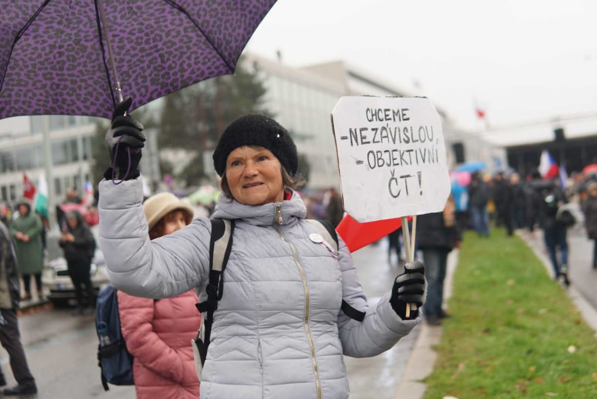 Demonstranti před budovou ČT. 