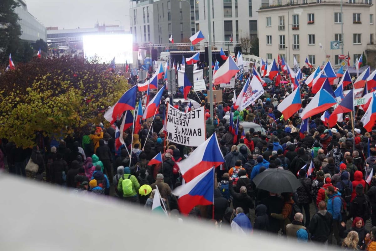 Demonstranti se shromáždili před budovu ČT. 