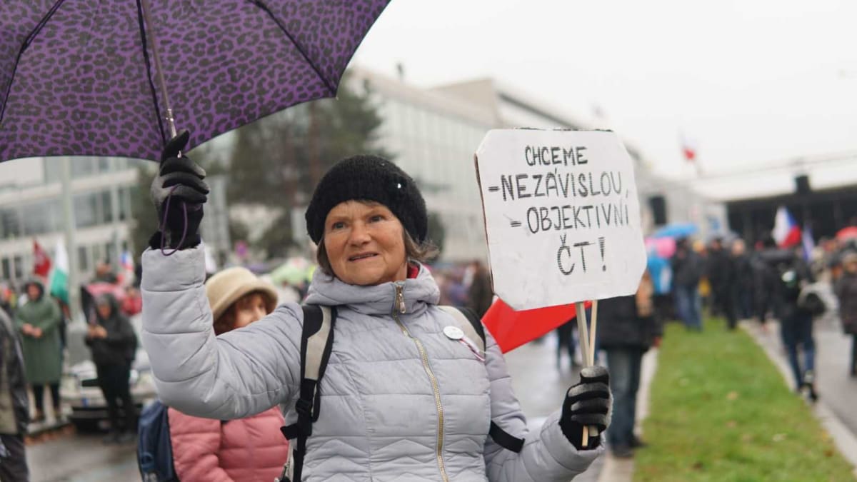 Demonstranti před budovou ČT. 