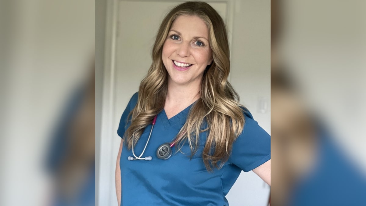 Zdravotní sestra Julie McFaddenová pracuje jako zdravotní sestra v kalifornském hospici.