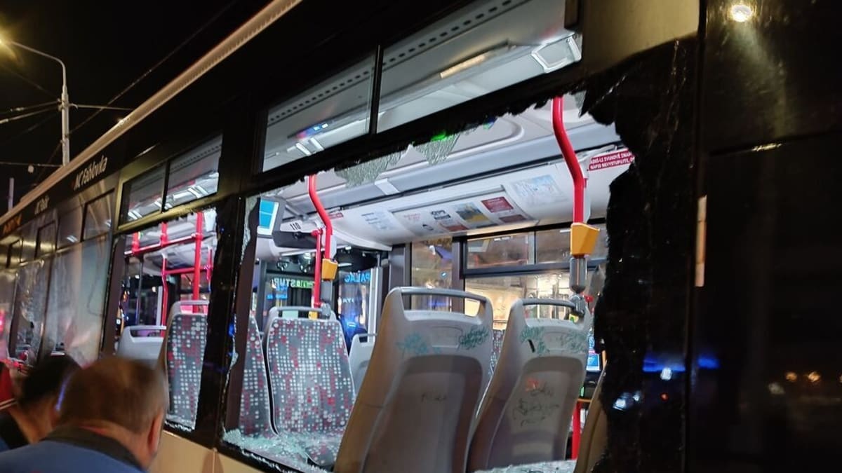 K vandalismu se v opilosti odhodlal 43letý muž, který za jízdy demoloval autobus MHD v Pardubicích.