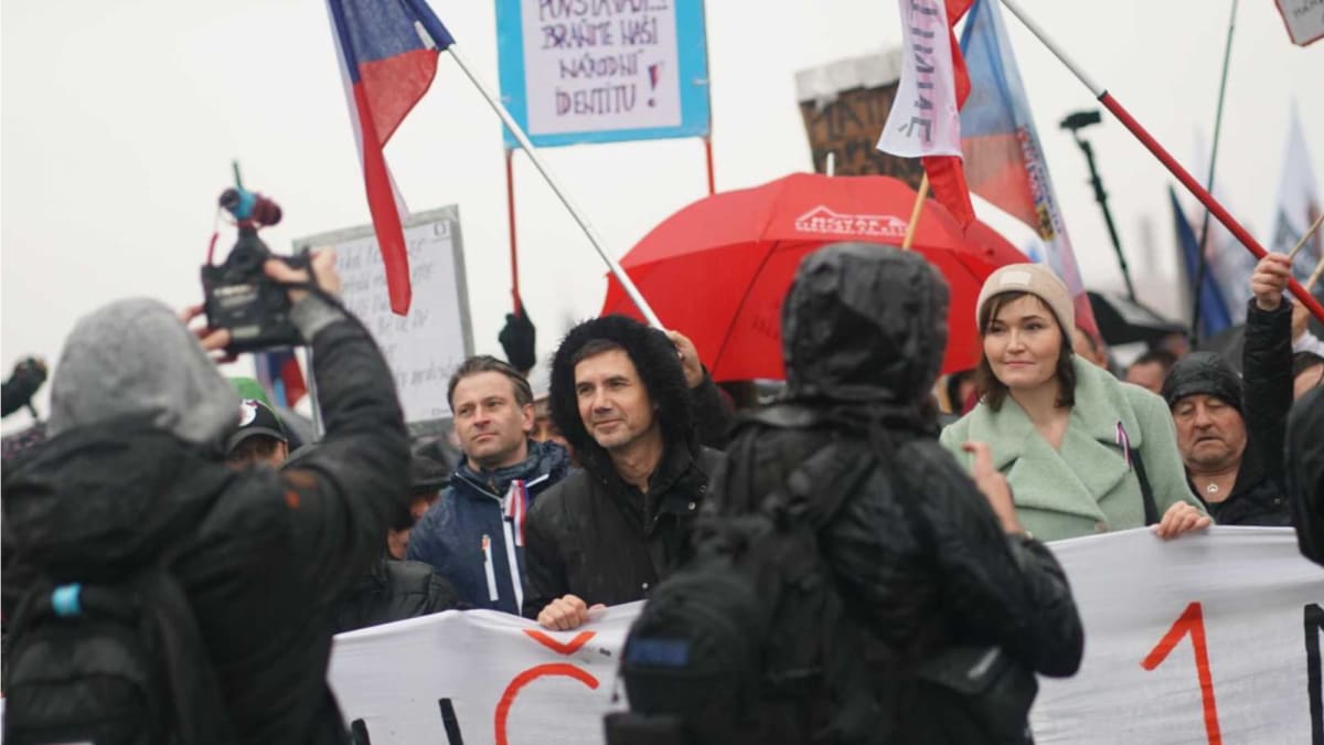 Ladislav Vrabel na protivládní demonstraci 17. listopadu