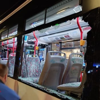 K vandalismu se v opilosti odhodlal 43letý muž, který za jízdy demoloval autobus MHD v Pardubicích.