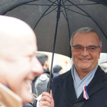 Dešti navzdory přišel také Miroslav Kalousek. Jeho debatu s návštěvníky přerušil až Pospíšil, který prohlásil, že jde do Slavie.