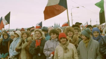 17. listopadu 1989 očima žen: Jak demonstrace prožívaly studentky, těhotné či maminky?