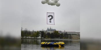 Pod Hradem pluje „Zemanův člun“. Milion chvilek pro demokracii tak hledá prezidenta
