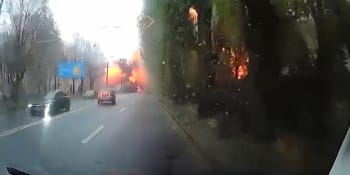 Ničivá síla ruské rakety v akci: Řidič v Dnipru natočil mohutnou explozi přímo na silnici