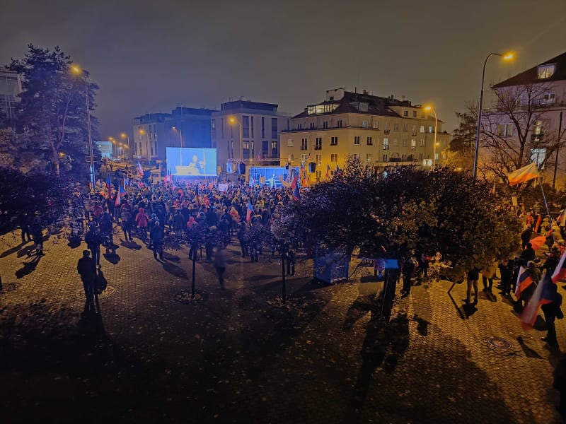 Lidé demonstrují před budovou ČT.