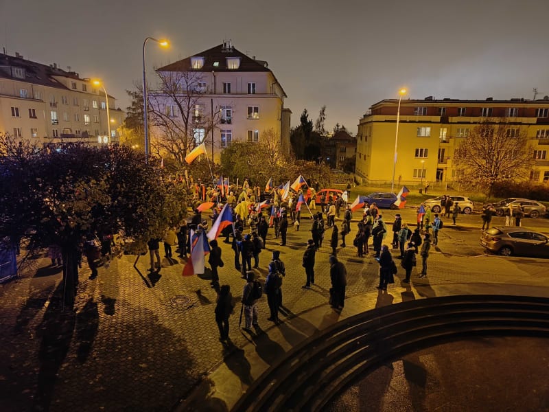 Lidé demonstrují před budovou ČT.
