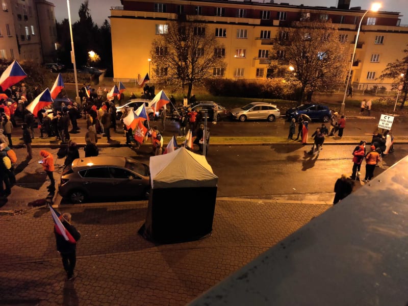 Demonstranti před budovou ČT