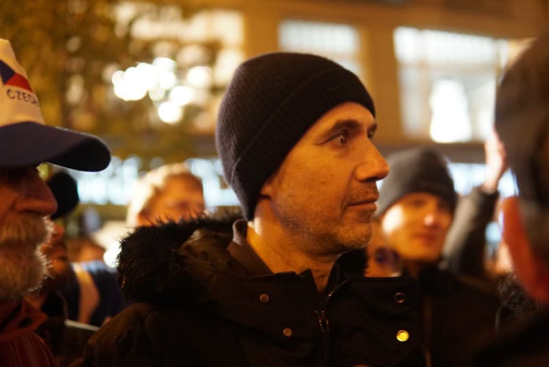 Ladislav Vrabel na protivládní demonstraci 17. listopadu 2022