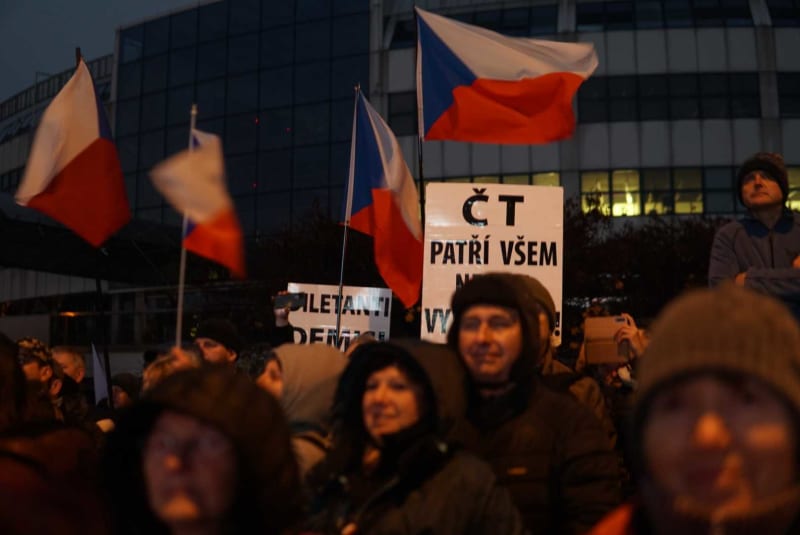 Demonstranti se shromáždili před budovou ČT. 