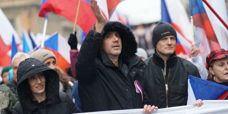Listopad 2022: Aktivista a dezinformátor Ladislav Vrabel zorganizoval protestní průvod na Kavčí hory.