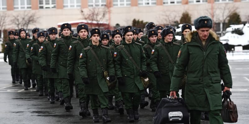 Ruské armádě dál přibývají noví rekruti. Někteří z nich se rodí z řad vězňů.