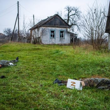 Těla dvou ruských vojáků u osvobozené obce Makajevka na východě Ukrajiny