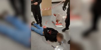 Drama v obchodním domě na Zličíně. Muž sekerou demoloval nábytek a poléval jej barvou