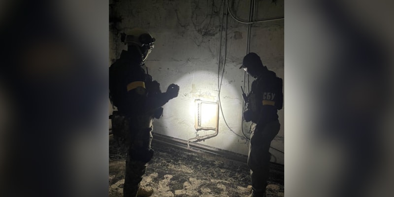 Ukrajinská tajná služba zveřejnila fotografie ruské mučírny v Chersonu.