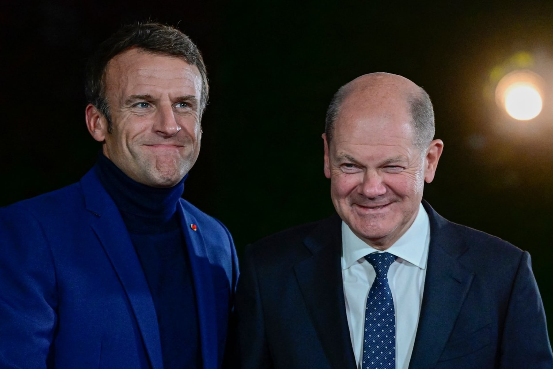 Francouzský prezident Emmanuel Macron má roláky rád.