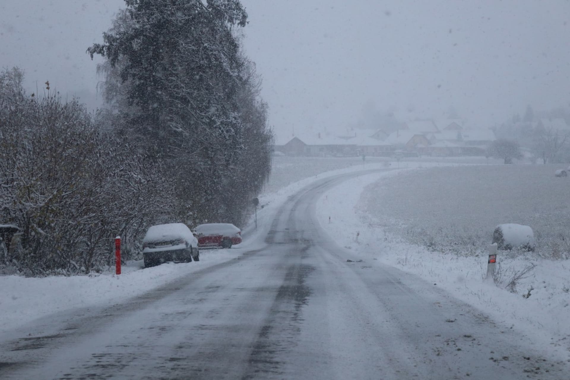 Sněhem zasypaná silnice na Českobudějovicku